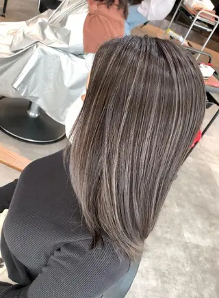 ミディアム カラー リサ tonieのヘアスタイル