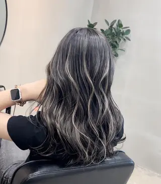 セミロング カラー リサ tonieのヘアスタイル