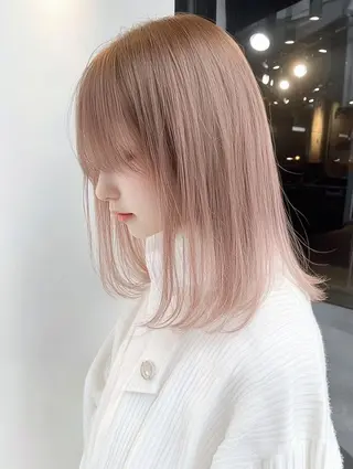 セミロング カラー 赤みなしオリーブ ハイトーン×レイヤーのヘアスタイル