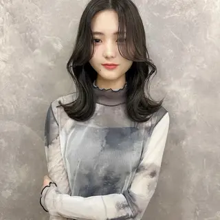 ミディアム 韓国🇰🇷レイヤー カットオリーブカラーのヘアスタイル