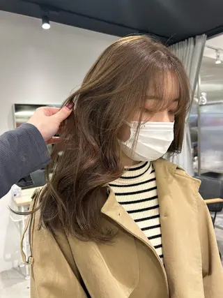 セミロング 透け感ベージュ ／ミハルのヘアスタイル