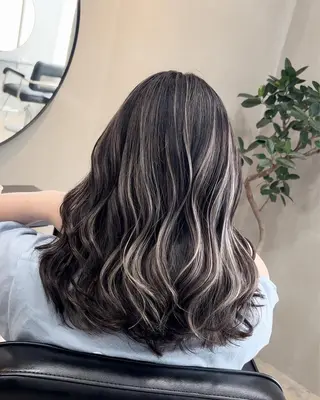 ミディアム カラー リサ tonieのヘアスタイル