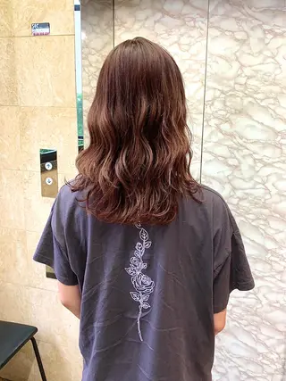 ミディアム カラー ヘアアレンジ 🌟小顔レイヤー× 赤み消し透明感カラーのヘアスタイル