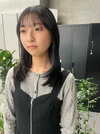 セミロング MIFA レイヤー／パーマのヘアスタイル