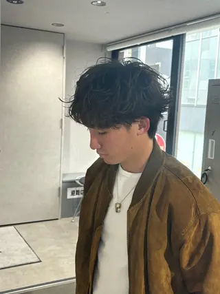 ショート カラー パーマ メンズ 【シャドウパーマ センターパート】義心のヘアスタイル