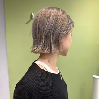ミディアム KURO 艶カラー レイヤーカットのヘアスタイル