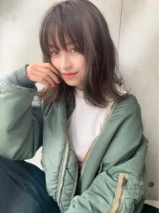 セミロング カラー ヘアアレンジ 🪞official THREE 横浜🎀のヘアスタイル