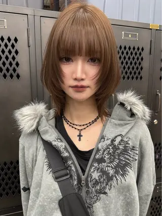 ミディアム カラー イツク ⚡️ ルーツ/ハイトーンのヘアスタイル