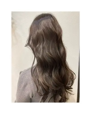 カラー Jura／ レイヤーカットのヘアスタイル