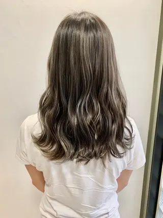 セミロング カラー ヘアアレンジ パーマ ハイトーン カラーのヘアスタイル