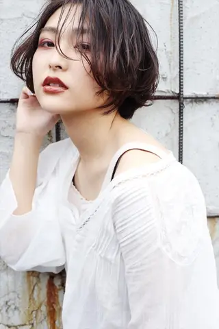 ミディアム 岩渕 由里香のヘアスタイル