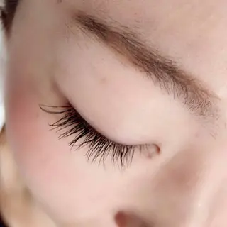 マツエク・マツパ レイヤーカット✖️ 柔らかベージュカラーのヘアスタイル