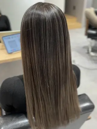 ロング カラー アダチ コウスケのヘアスタイル