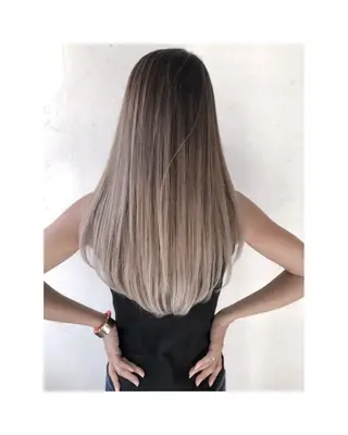 カラー Jura／ レイヤーカットのヘアスタイル