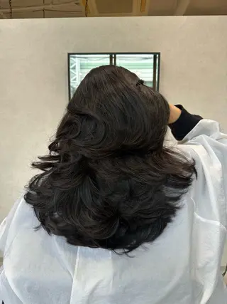 ロング 足立 采弥のヘアスタイル