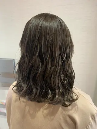ミディアム カラー 蓮見  友里のヘアスタイル