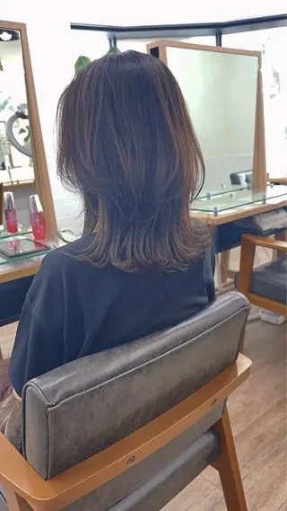 ミディアム カラー パーマ ヘアアレンジ メンズ キッズ ネイル マツエク・マツパ アイブロウ レイヤーカット／顔周 りカット/縮毛矯正のヘアスタイル