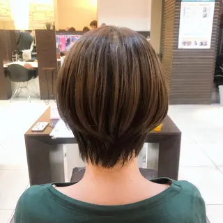 ショート レイヤーカット✖️ 柔らかベージュカラーのヘアスタイル