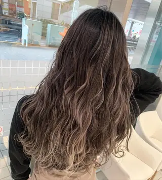 ロング カラー ブリーチ/バレイヤ ージュ川端裕司のヘアスタイル