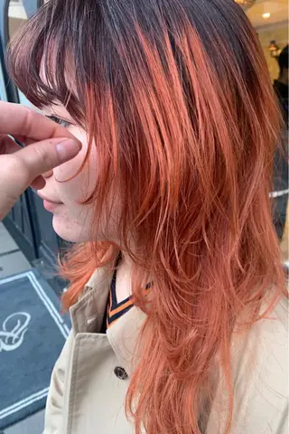 ロング カラー SAKINO． ベージュカラーのヘアスタイル