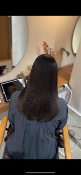 セミロング 塩川ももこ/ 自然な縮毛矯正のヘアスタイル