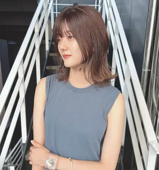 セミロング カラー 韓国🇰🇷レイヤー カットオリーブカラーのヘアスタイル