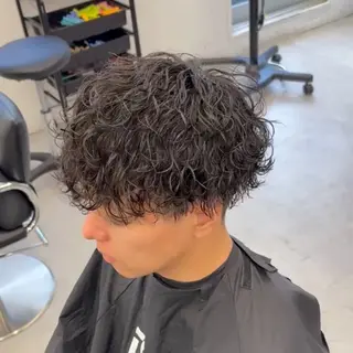 パーマ メンズ メンズハイライト／ メンズブリーチカラーのヘアスタイル