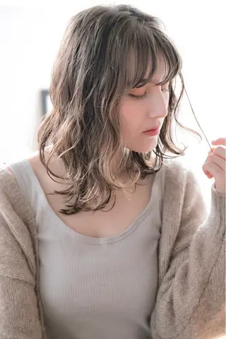 ミディアム カラー トップ スタイリストのヘアスタイル