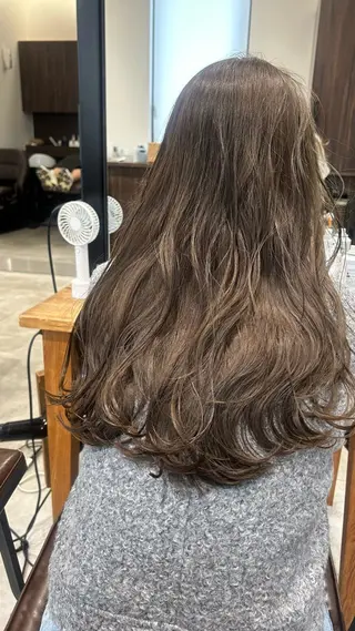 ロング カラー オリーブベージュ/ ブリーチなし透明感のヘアスタイル