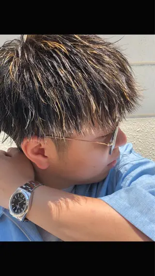カラー メンズ 顔まわりレイヤー デザインカットのヘアスタイル