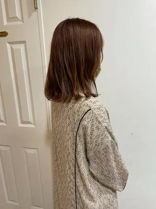 ミディアム カラー MIOベージュカラー 柔らかいカラーのヘアスタイル