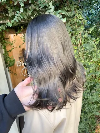 ミディアム 白いハイライト🤍 タナカリョウスケのヘアスタイル