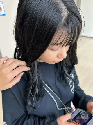 セミロング カラー 丸山 莉世のヘアスタイル