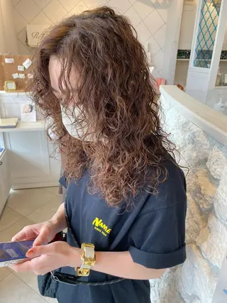 セミロング パーマ 饒平名 知也のヘアスタイル