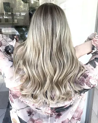 セミロング カラー パーマ ヘアアレンジ ハイトーン カラーのヘアスタイル