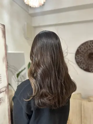 ロング カラー putri 川邉 優花のヘアスタイル