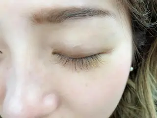 マツエク・マツパ レイヤーカット✖️ 柔らかベージュカラーのヘアスタイル