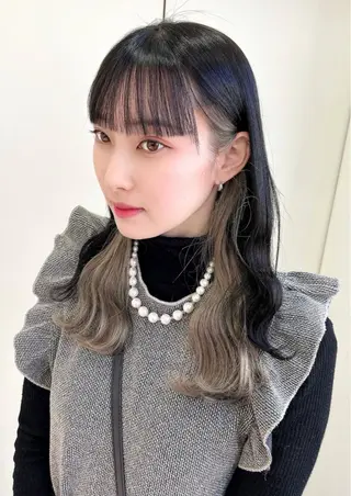 セミロング カラー 岡田まみ🍒🤍 透明感カラーのヘアスタイル