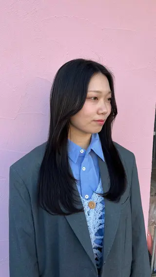 ロング momb 折戸結菜のヘアスタイル