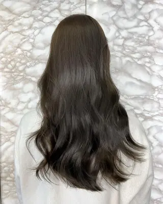 ロング カラー 🌟小顔レイヤー× 赤み消し透明感カラーのヘアスタイル