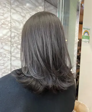 セミロング カラー ヘアアレンジ 🌟小顔レイヤー× 赤み消し透明感カラーのヘアスタイル