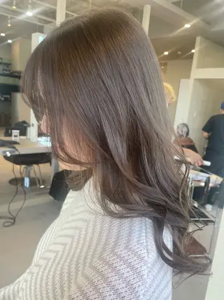 ミディアム カラー AKI 🐉のヘアスタイル