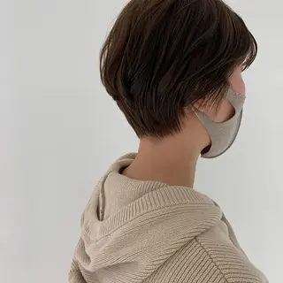 ショート SAKINO． ベージュカラーのヘアスタイル