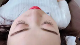 マツエク・マツパ レイヤーカット✖️ 柔らかベージュカラーのヘアスタイル