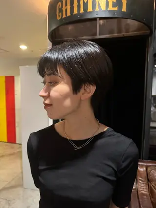 ショート ブリーチカラー/ブロ ンドレイヤーカットのヘアスタイル