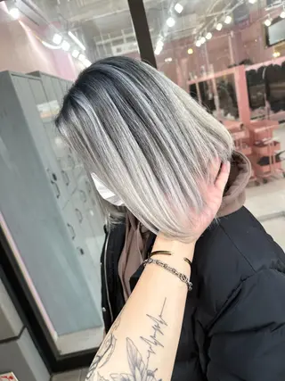 セミロング カラー 2次元カラー/ ブリーチMANATOのヘアスタイル
