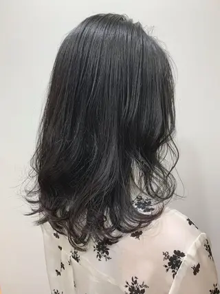 ミディアム カラー 薄田 珠美のヘアスタイル