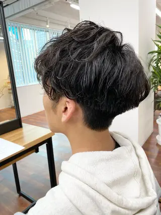 パーマ メンズ 岡本 智次のヘアスタイル