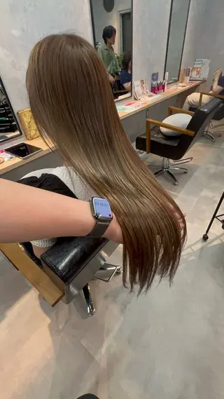 ロング motoトップカラー リスト/ブリーチカラのヘアスタイル