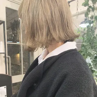 ショート カラー ハイトーンボブ 前田 表参道 グレージュのヘアスタイル